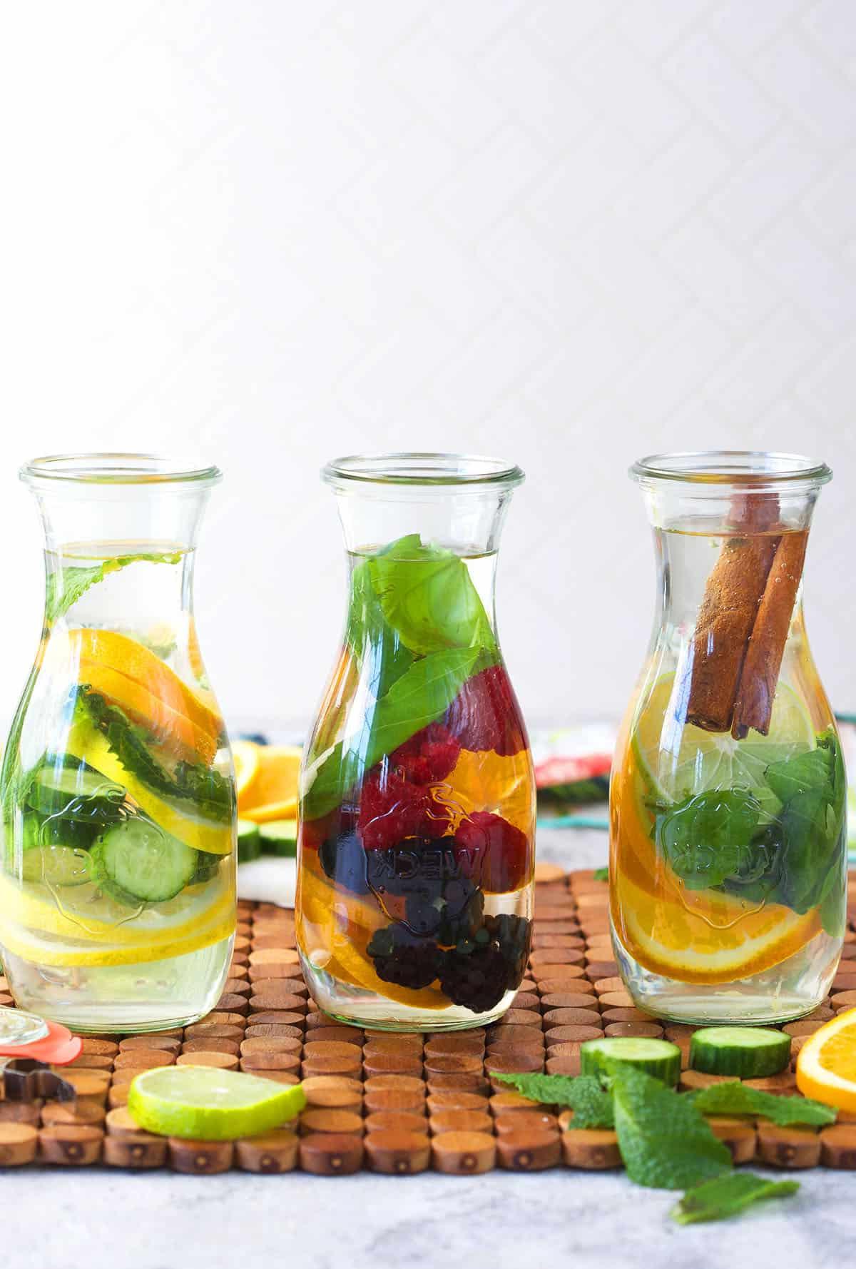 Acqua Infusa di Frutta 4 Tre bottiglie di acqua aromatizzata con un mix di frutta, verdura ed erbe.