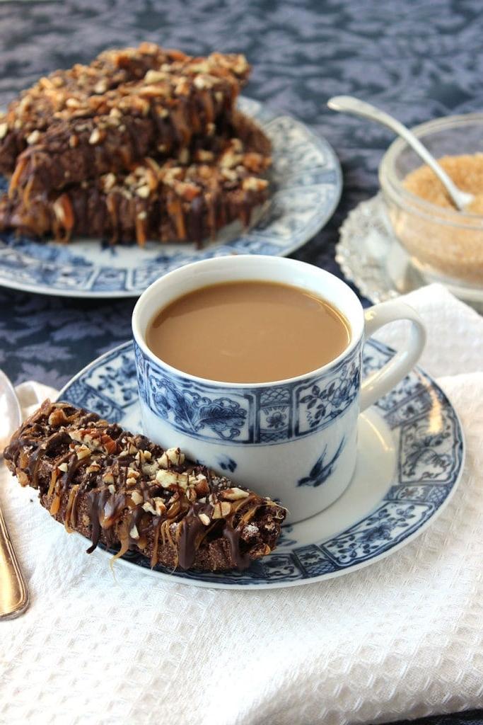Biscotti al Cioccolato Tartaruga con Caramello e Noci Pecan: un Primo Piano Delizioso