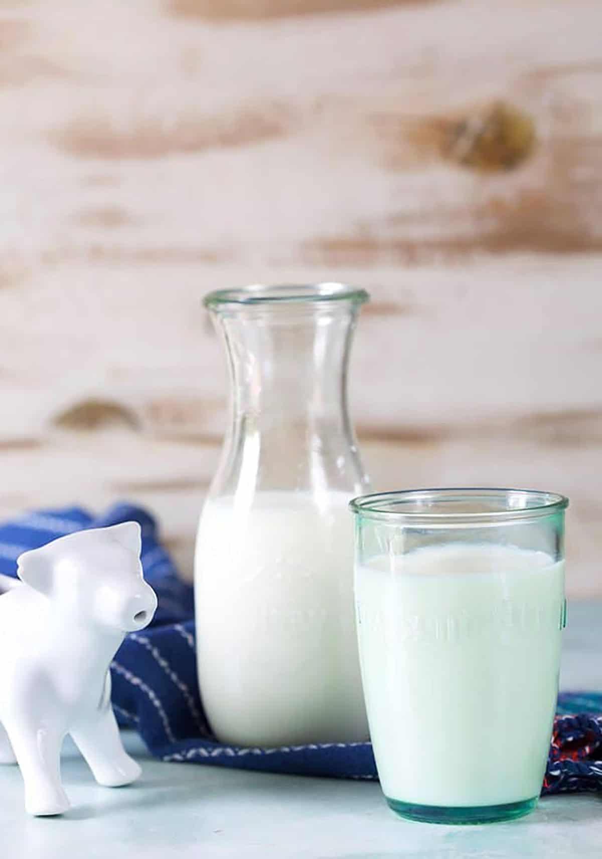 **Cos'è il Latte e Panna (e come prepararlo da zero!)** 4 Bicchiere di latte e una lattiera a forma di mucca.