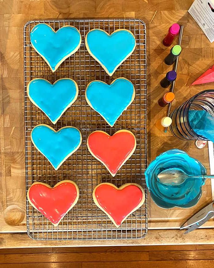 Ricetta dei Biscotti di Zucchero di San Valentino 4 Foto dall'alto di biscotti a forma di cuore decorati con glassa reale.