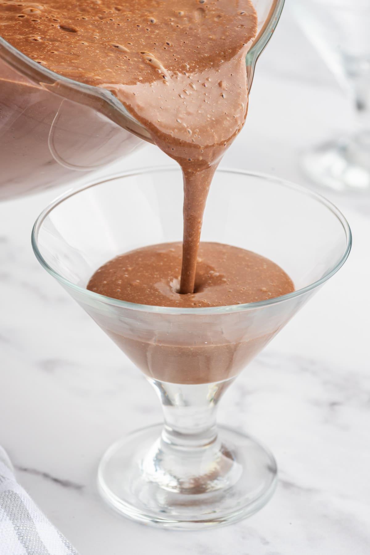 Pot de Crème al Cioccolato 4 La crema al cioccolato viene versata in un bicchiere.