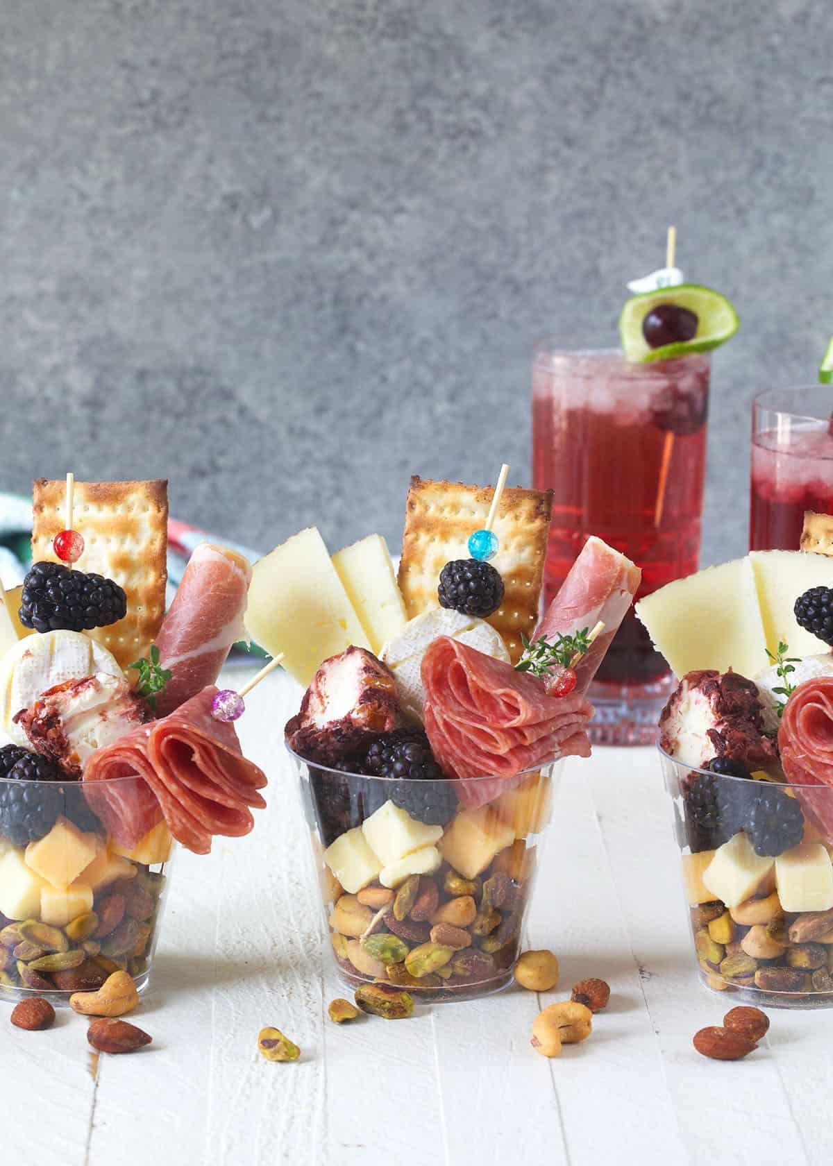 Facili Coppette di Salumi 4 Un cocktail è visibile nello sfondo delle coppette charcuterie.
