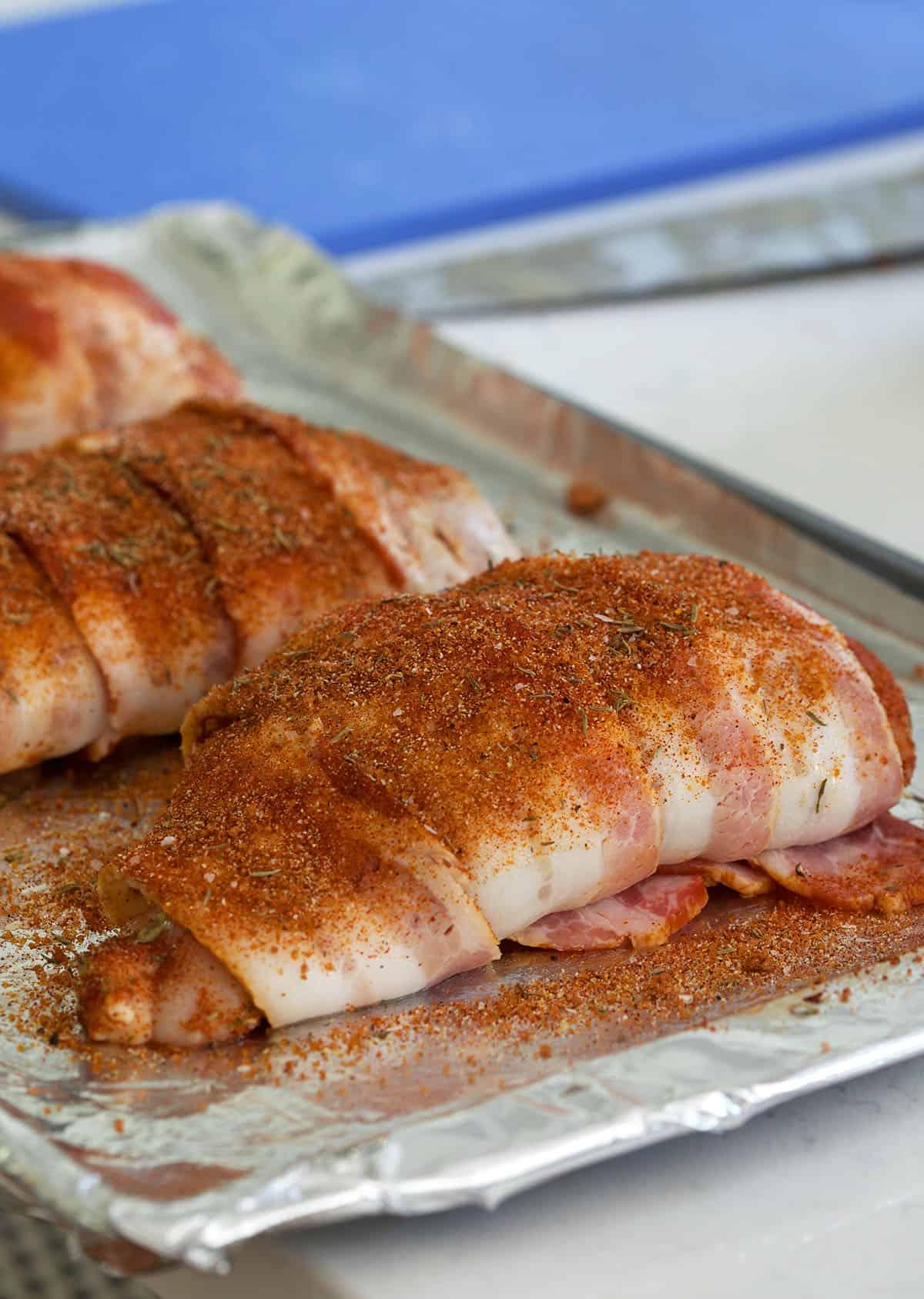 Petto di Pollo Avvolto nel Bacon 4 Un petto di pollo avvolto nella pancetta è crudo.