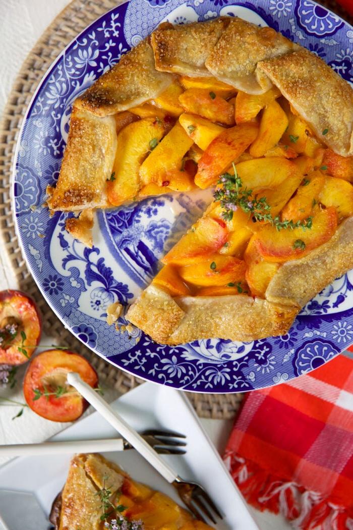 Galette di Pesche al Miele e Timo 4 Una fetta è stata rimossa dalla galette.