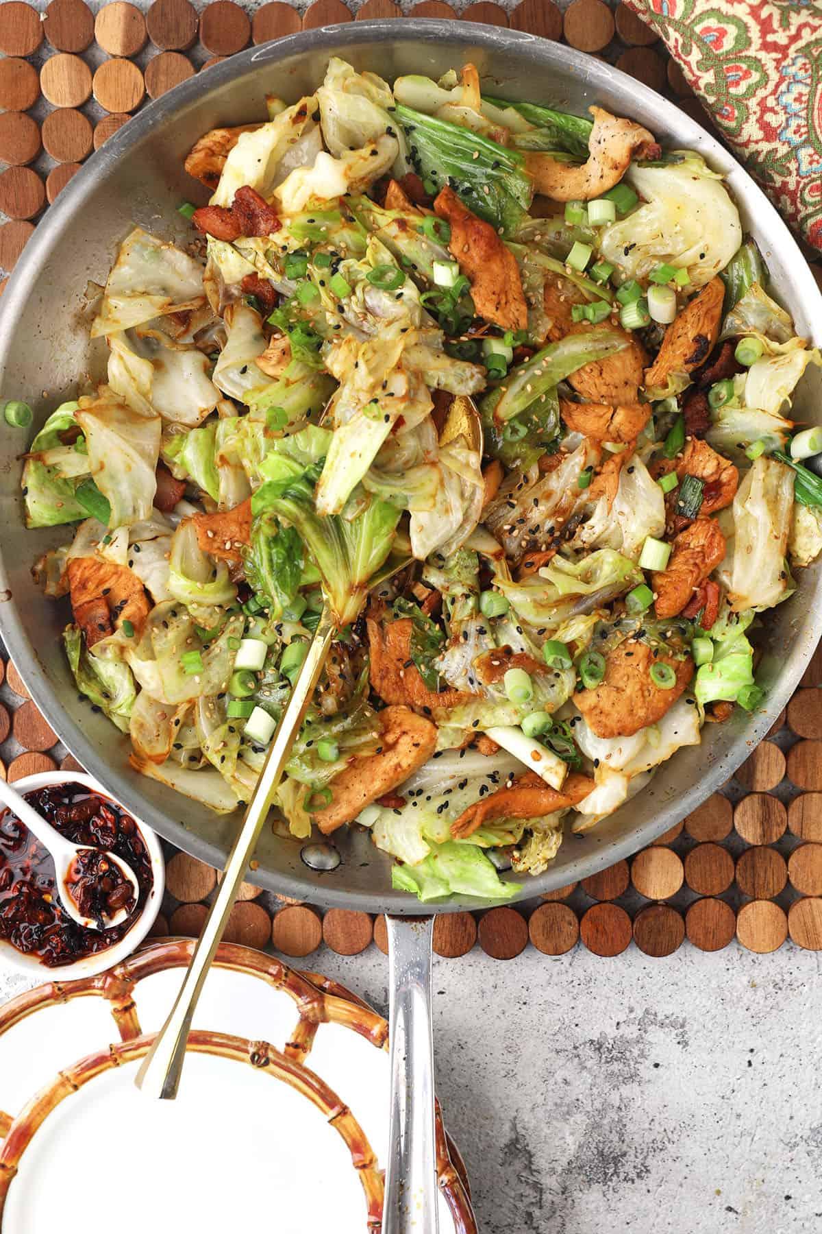 **Saltato Facile di Cavolo Cinese e Pollo** 4 Salto in padella di cavolo cinese e pollo nel wok, con la salsa che avvolge tutti gli ingredienti