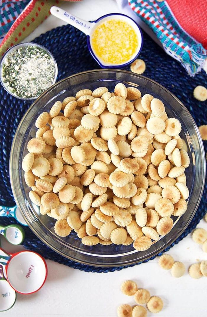 **Facile Crackers Gusto Ranch** 4 Ingredienti per i crostini oyster al gusto ranch.