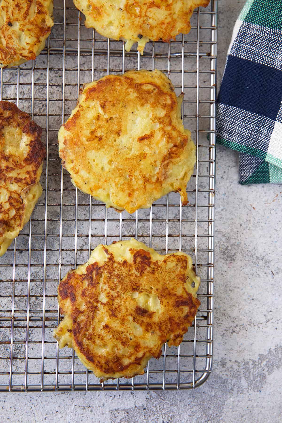 Boxty Irlandese 4 Diversi pancake di patate sono posizionati su una griglia di raffreddamento.