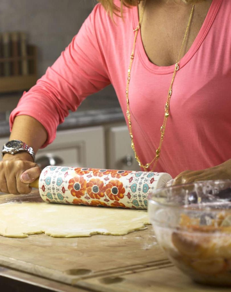 Questa ricetta di Crostata di Prugne con Streusel è facilissima da preparare e ricorda un crumble di prugne dolci in una base di pasta frolla burrosa. La perfezione da TheSuburbanSoapbox.com.