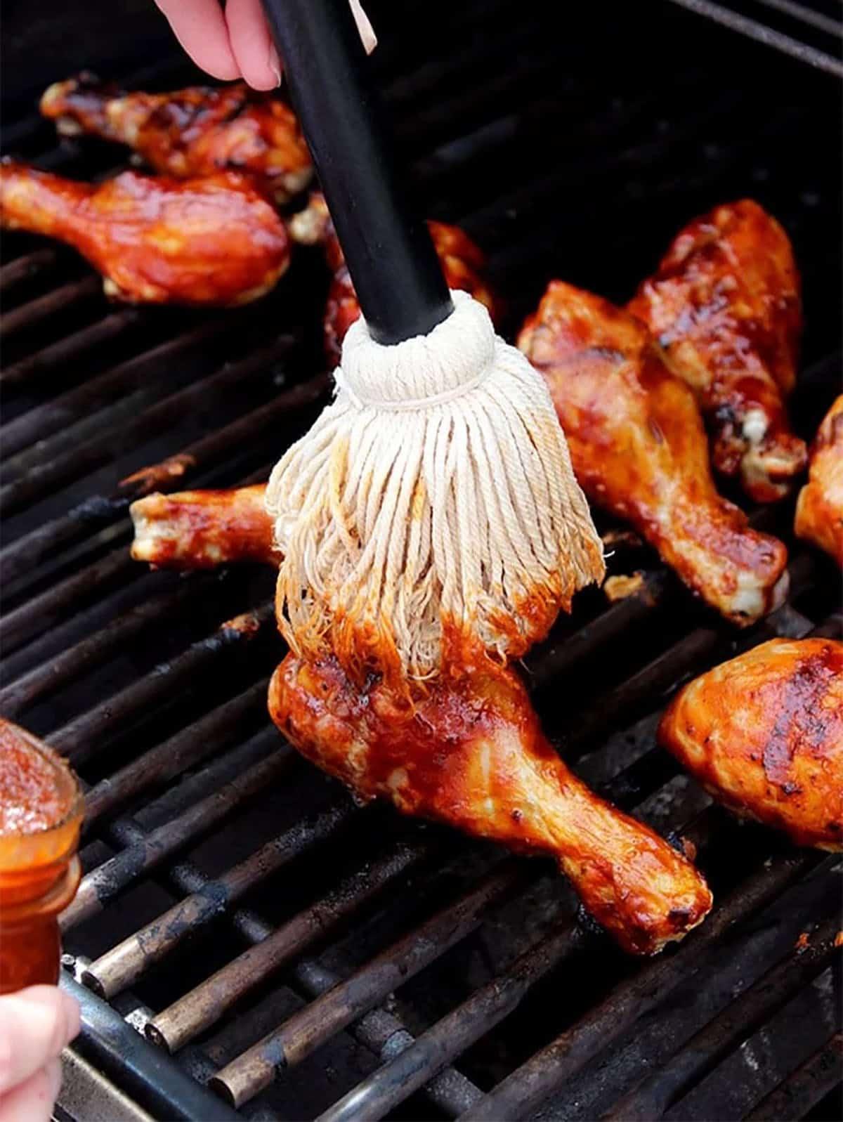 Cosce di Pollo al Barbecue 4 Cosce di pollo alla griglia BBQ spennellate con salsa barbecue.