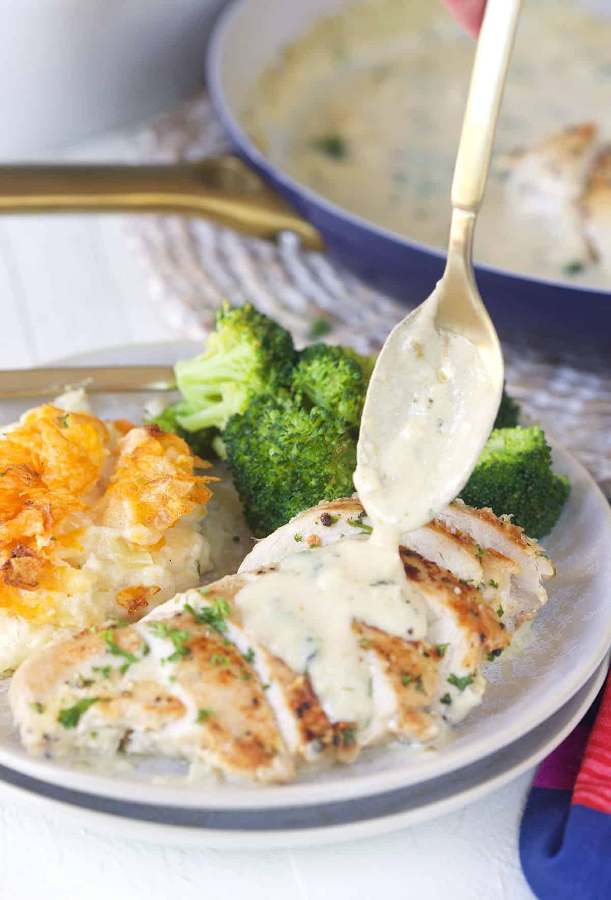 **Petto di Pollo Scottato in Padella con Salsa al Parmigiano e Aglio** 4 La salsa viene versata su tutto il petto di pollo nel piatto.