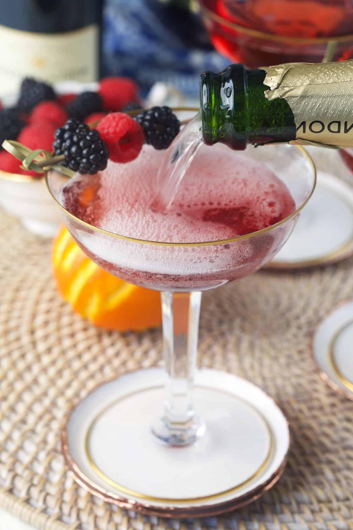 Classico Kir Royale 5 Champagne versato in un bicchiere.