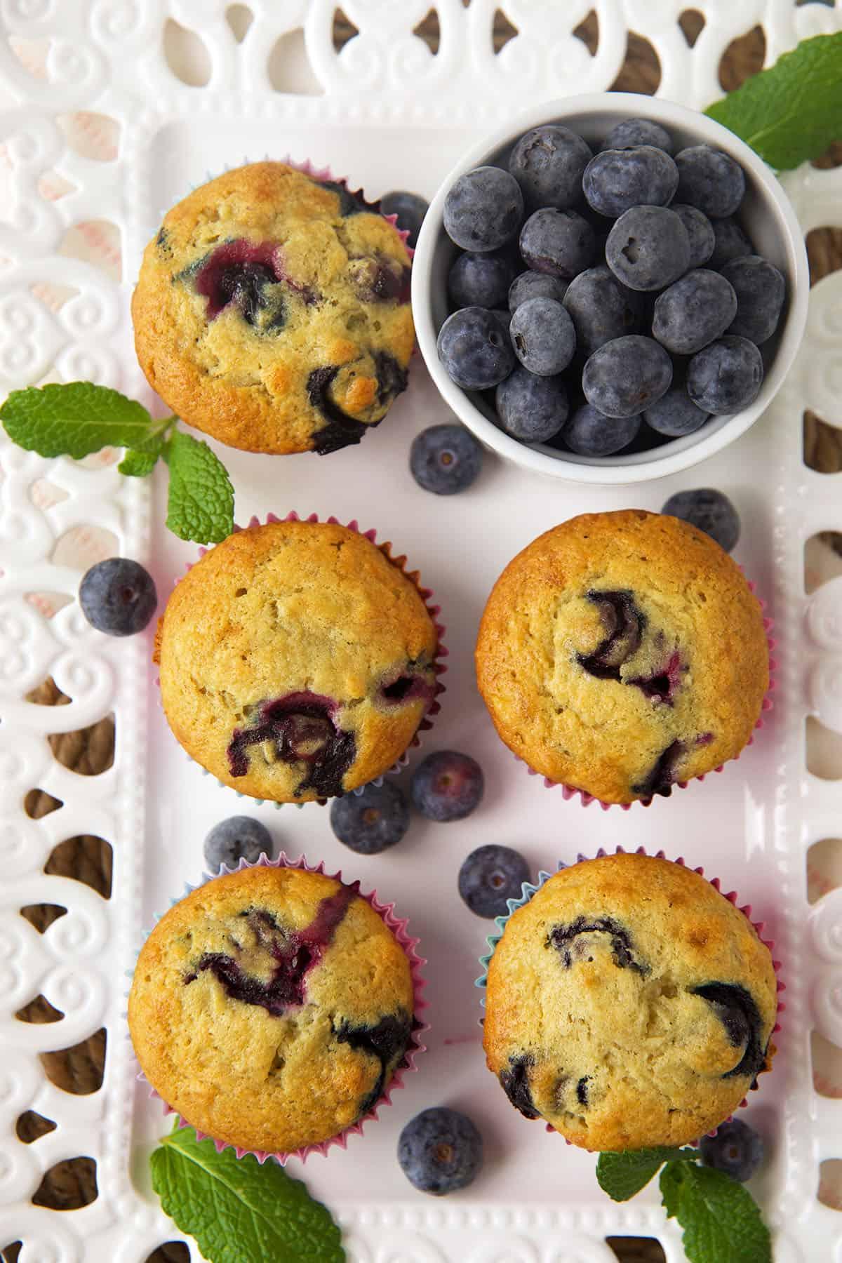 Muffin ai Mirtilli e Banana 5 Muffin banana e mirtilli su un vassoio