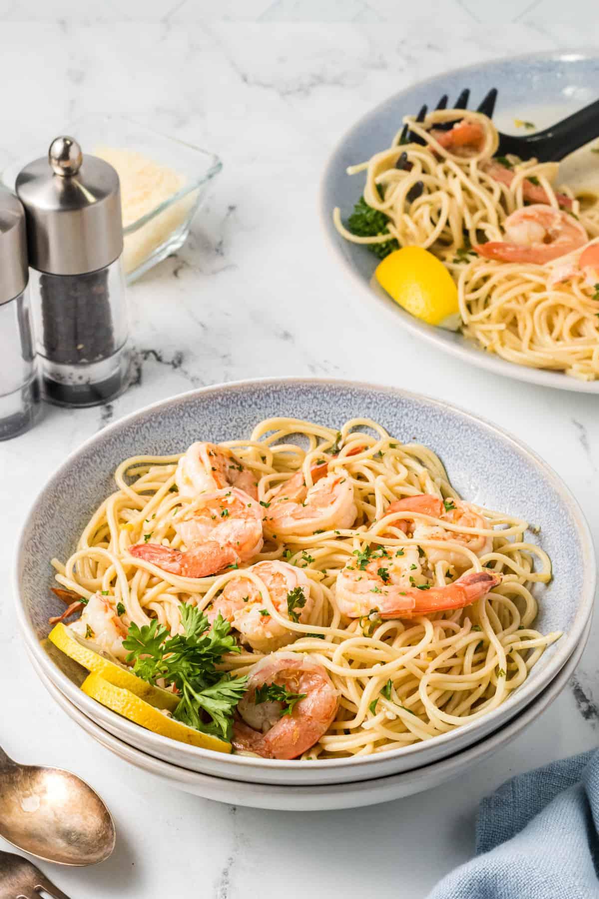 Gamberi Scampi 5 Una pila di ciotole sono piene di scampi di gamberi.