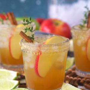 Margarita al Sidro di Mele 5 Fette di lime fresco sono posizionate accanto ai margarita.