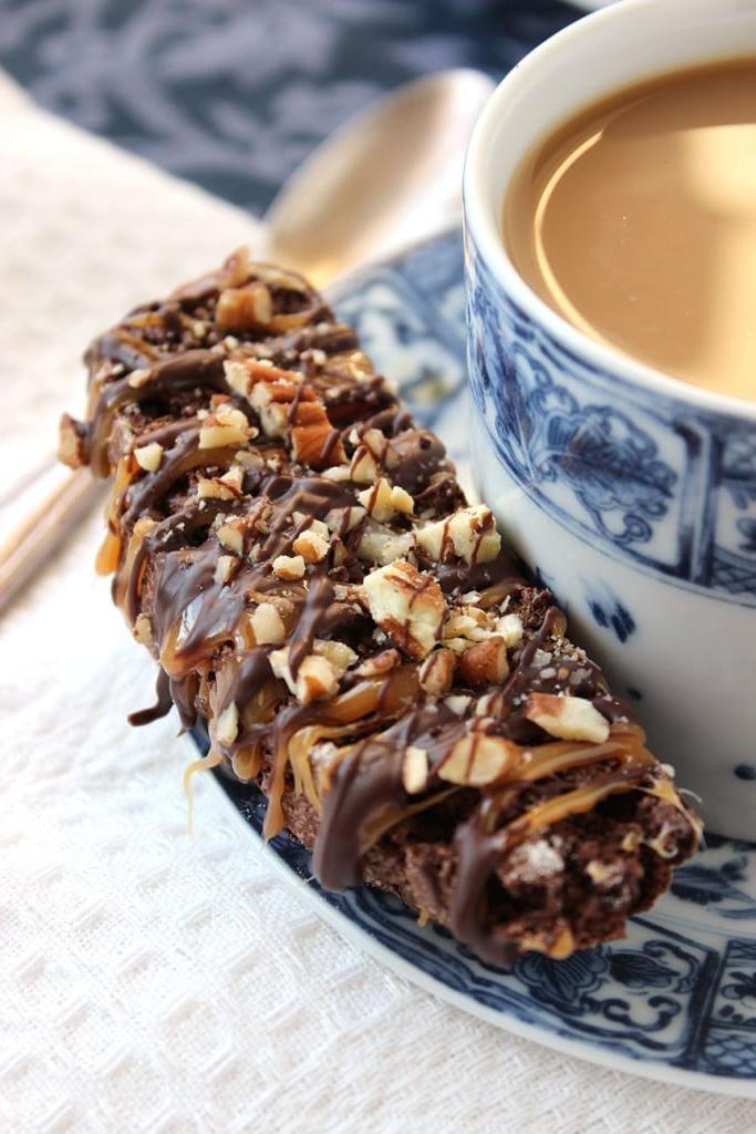 Biscotti al Cioccolato Tartaruga Pronti per Essere Decorati con Caramello e Cioccolato