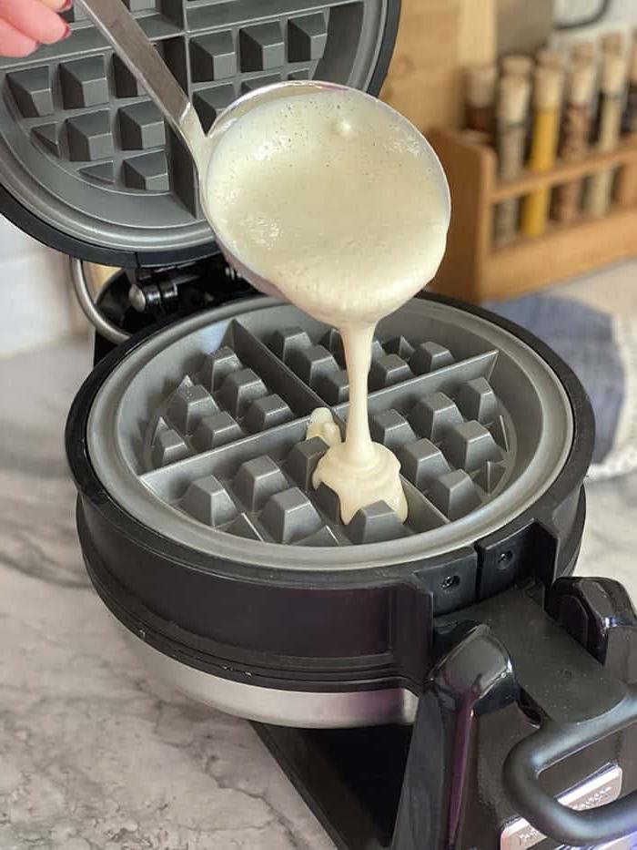 Il Migliore Waffle Belga Casalingo 5 Waffle maker con l'impasto pronto per essere chiuso.