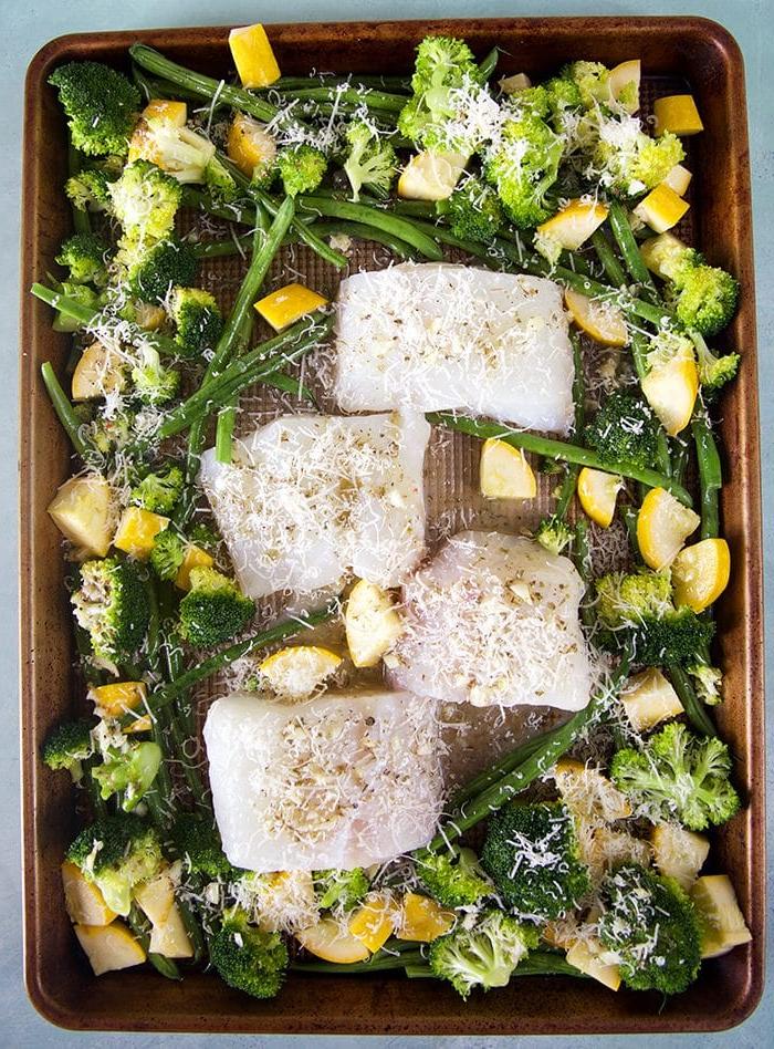 Merluzzo al Forno al Limone e Verdure 5 Scatto dall'alto di merluzzo e verdure su una teglia pronti per andare in forno.