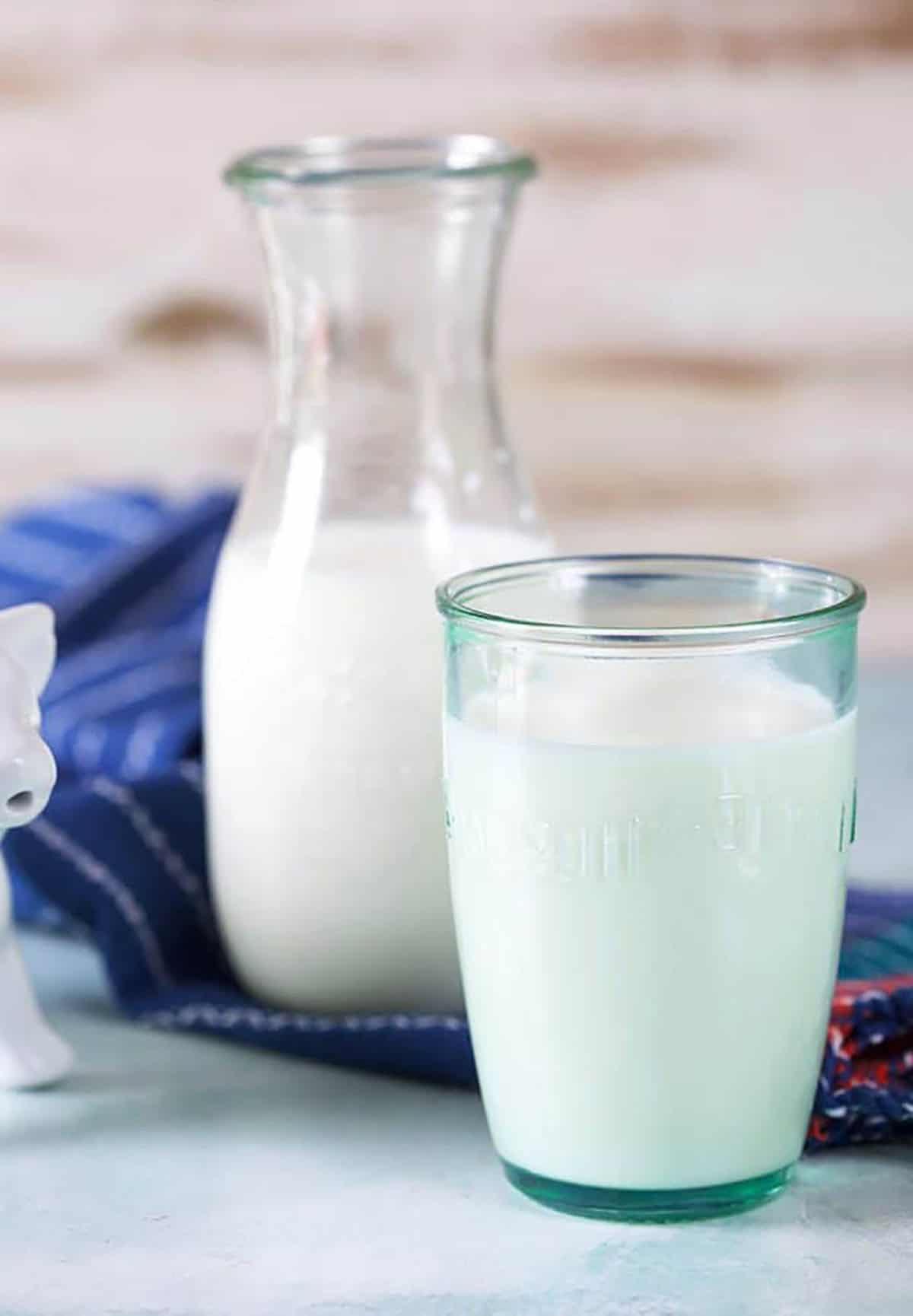 **Cos'è il Latte e Panna (e come prepararlo da zero!)** 5 Bicchiere di latte e una lattiera a forma di mucca.