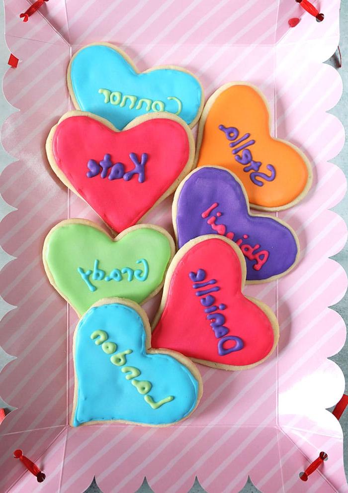 Ricetta dei Biscotti di Zucchero di San Valentino 5 Piatto rosa con biscotti di San Valentino.