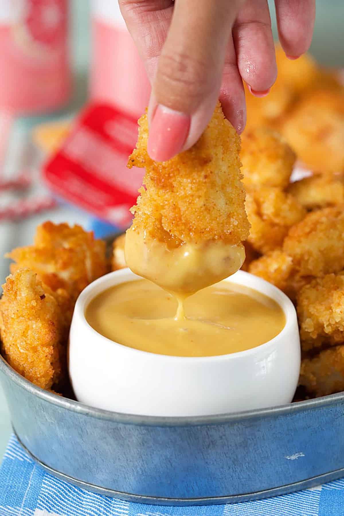 **Nuggets Imitazione Chick-fil-A** 5 Nugget di pollo immerso nella salsa.