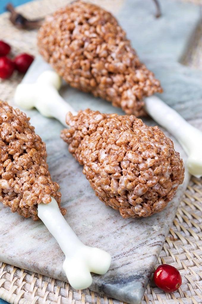 Cosce di tacchino di riso soffiato 5 Primo piano di Cosce di Tacchino di Rice Krispies.