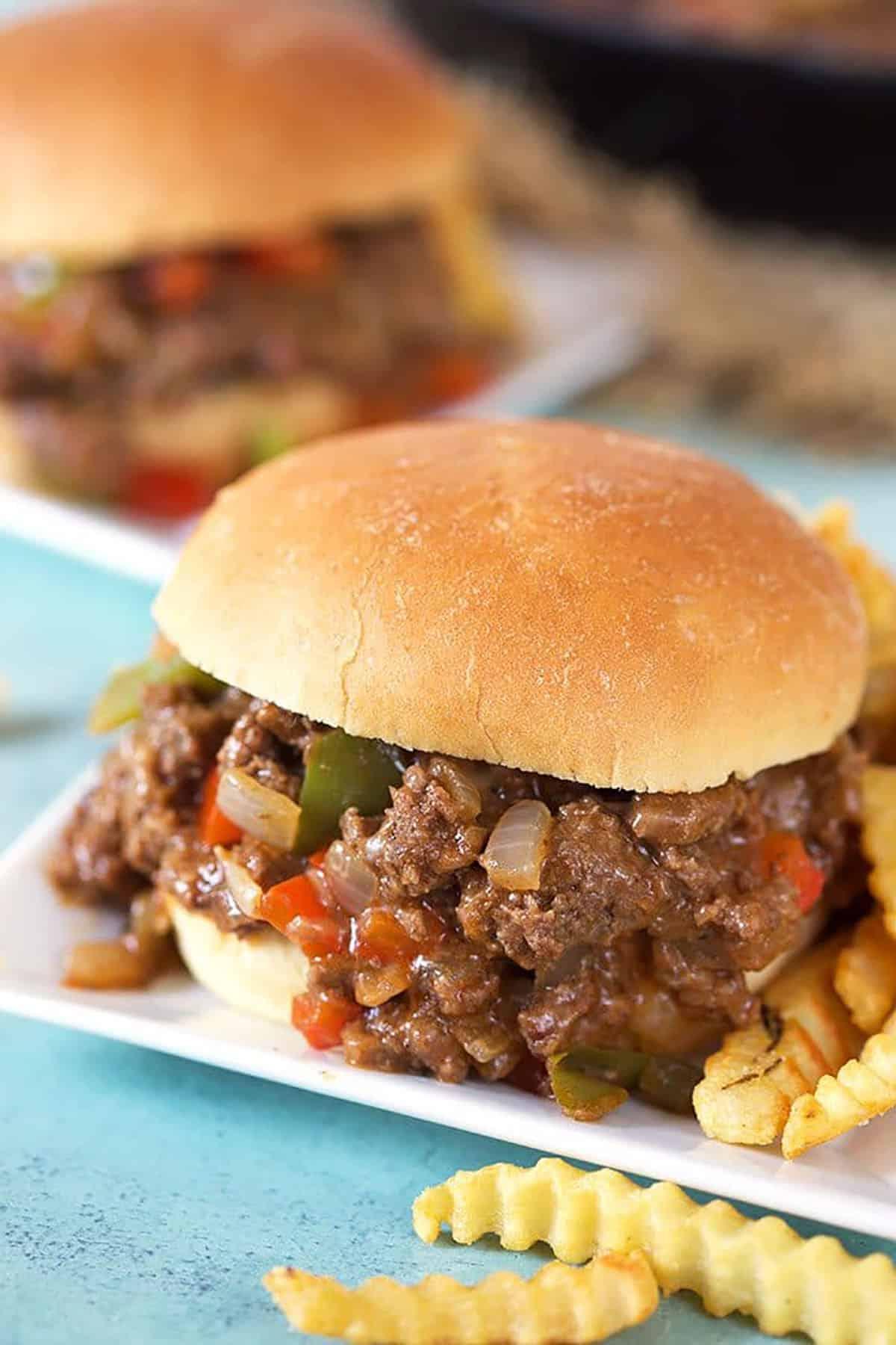 Sloppy Joe al Philly Cheesesteak 5 Philly cheesesteak sloppy joe su un piatto bianco.