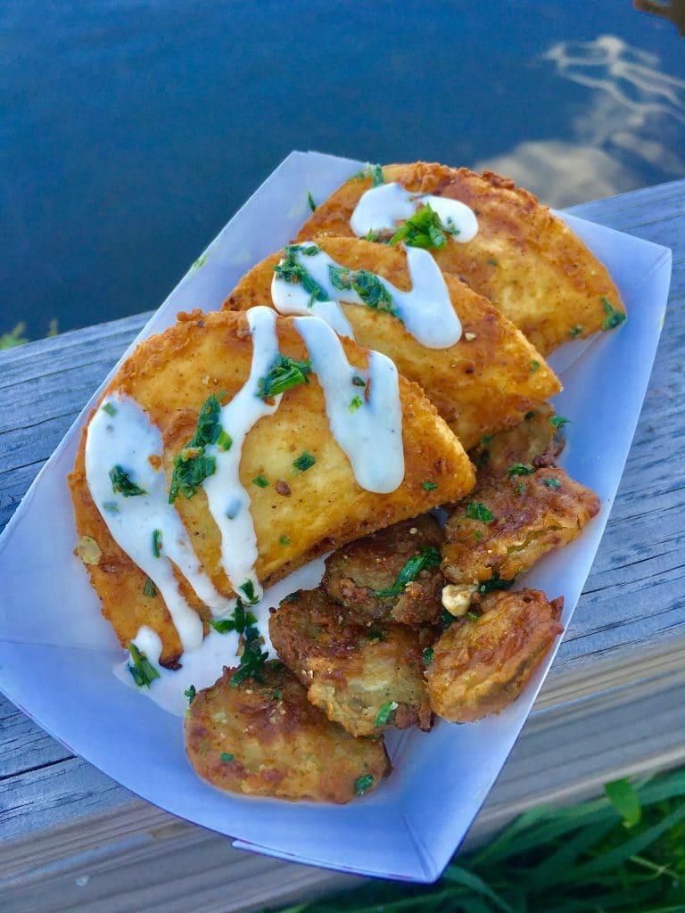 Pronti in meno di 30 minuti, questi Pierogi Facili in Stile Szechuan sono un'ottima cena per tutta la famiglia! | TheSuburbanSoapbox.com