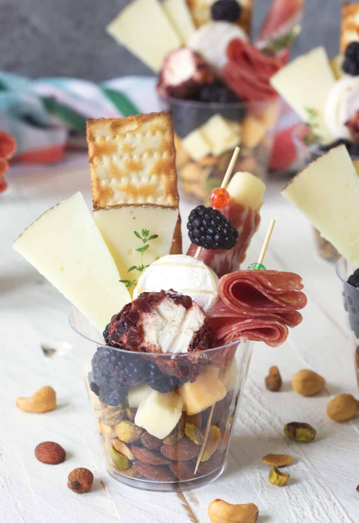Facili Coppette di Salumi 5 Una coppetta charcuterie è presentata su una superficie bianca.