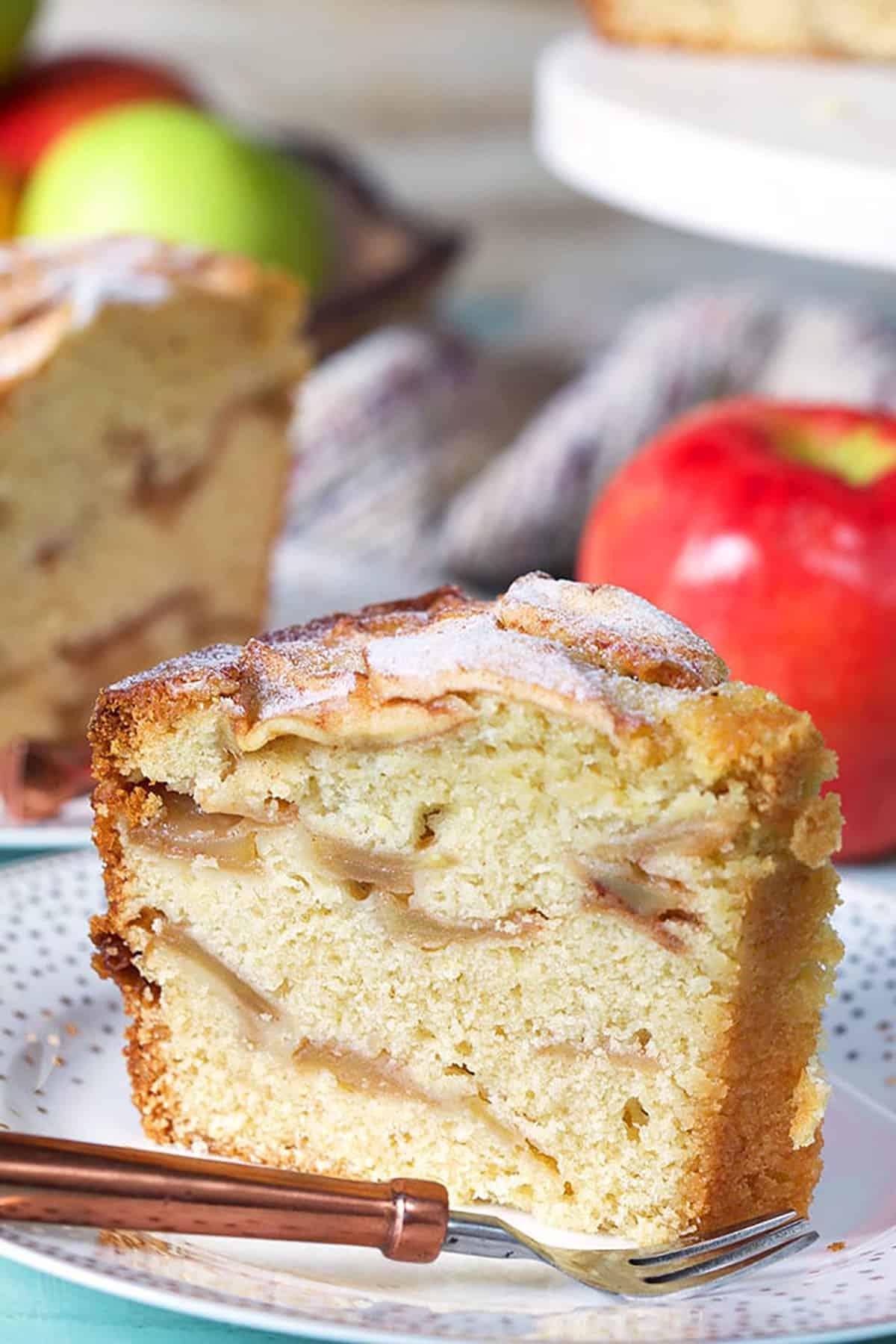 Torta di Mele Ebraica 5 Primo piano di una fetta di torta di mele.