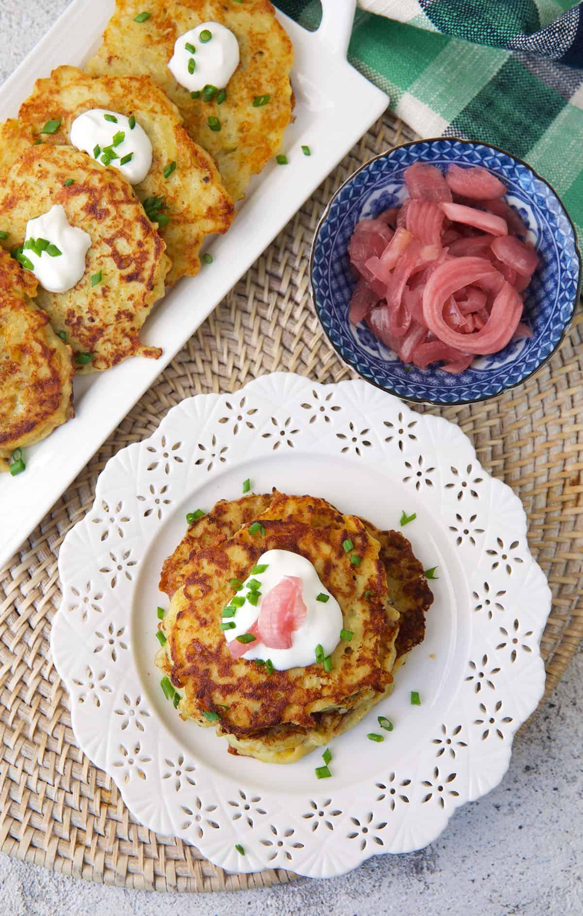 Boxty Irlandese 5 I Boxty sono impiattati con panna acida e cipolle rosse sottaceto.