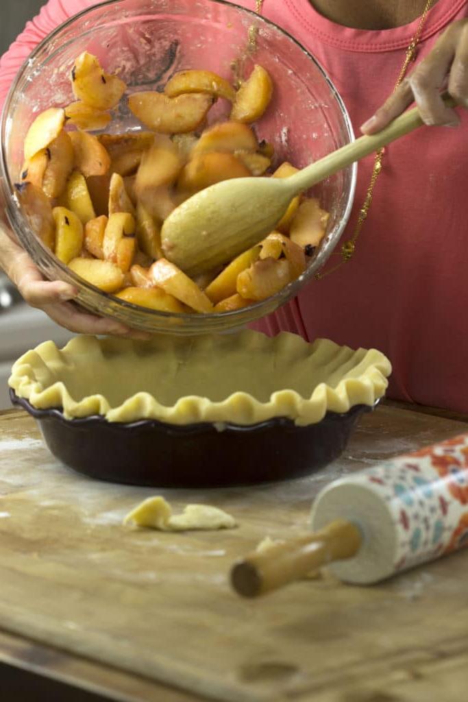 Questa ricetta super facile per Crostata di Prugne con Streusel è come un crumble di prugne dolci annidato in una base di pasta frolla burrosa. La perfezione da TheSuburbanSoapbox.com.