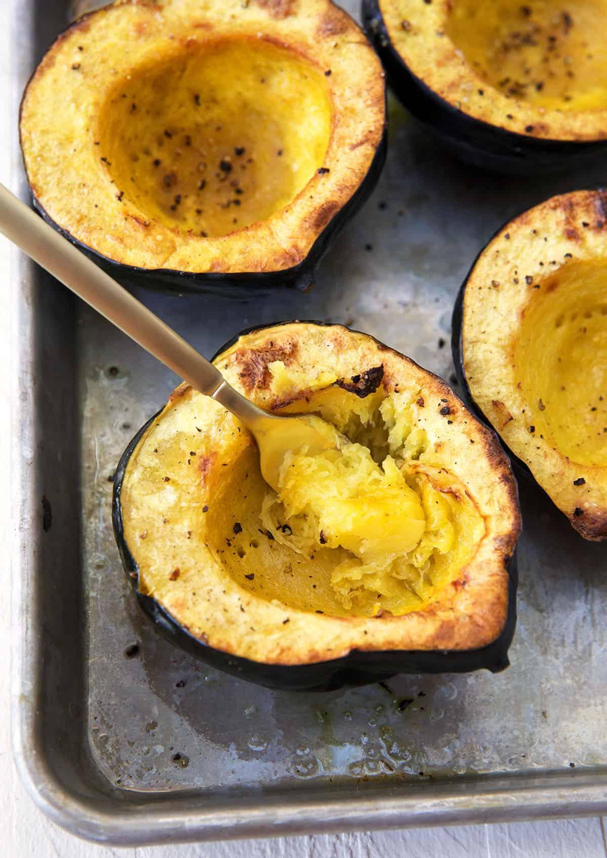 Come cucinare la Zucca Ghianda 5 Una forchetta sta prendendo un po' di zucca acorn.