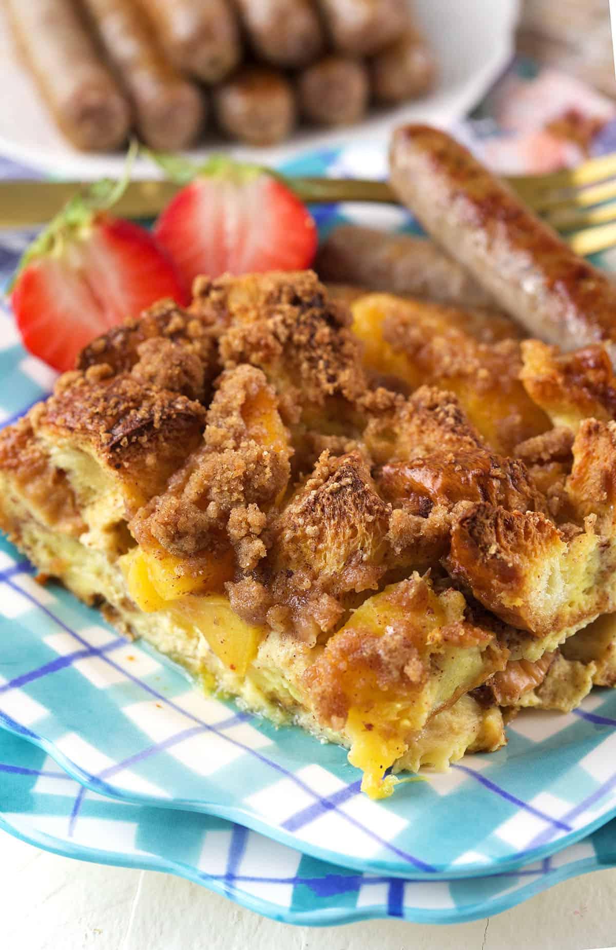 **Sformato di French Toast alle Pesche** 5 Una singola fetta di sformato di toast francese è su un piatto.