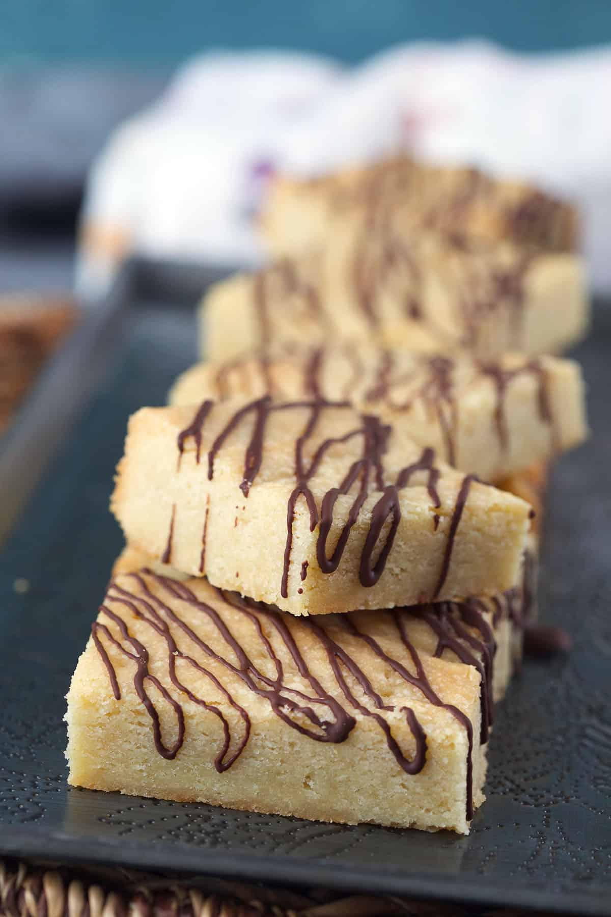 Biscotti Shortbread 5 Biscotti shortbread impilati su un piatto.