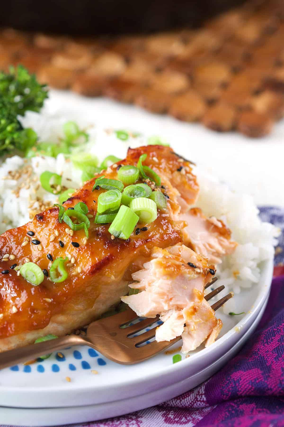 Salmone Glassato al Miso 5 Una forchetta con un pezzo di salmone glassato al miso, appena tolto da un filetto intero.