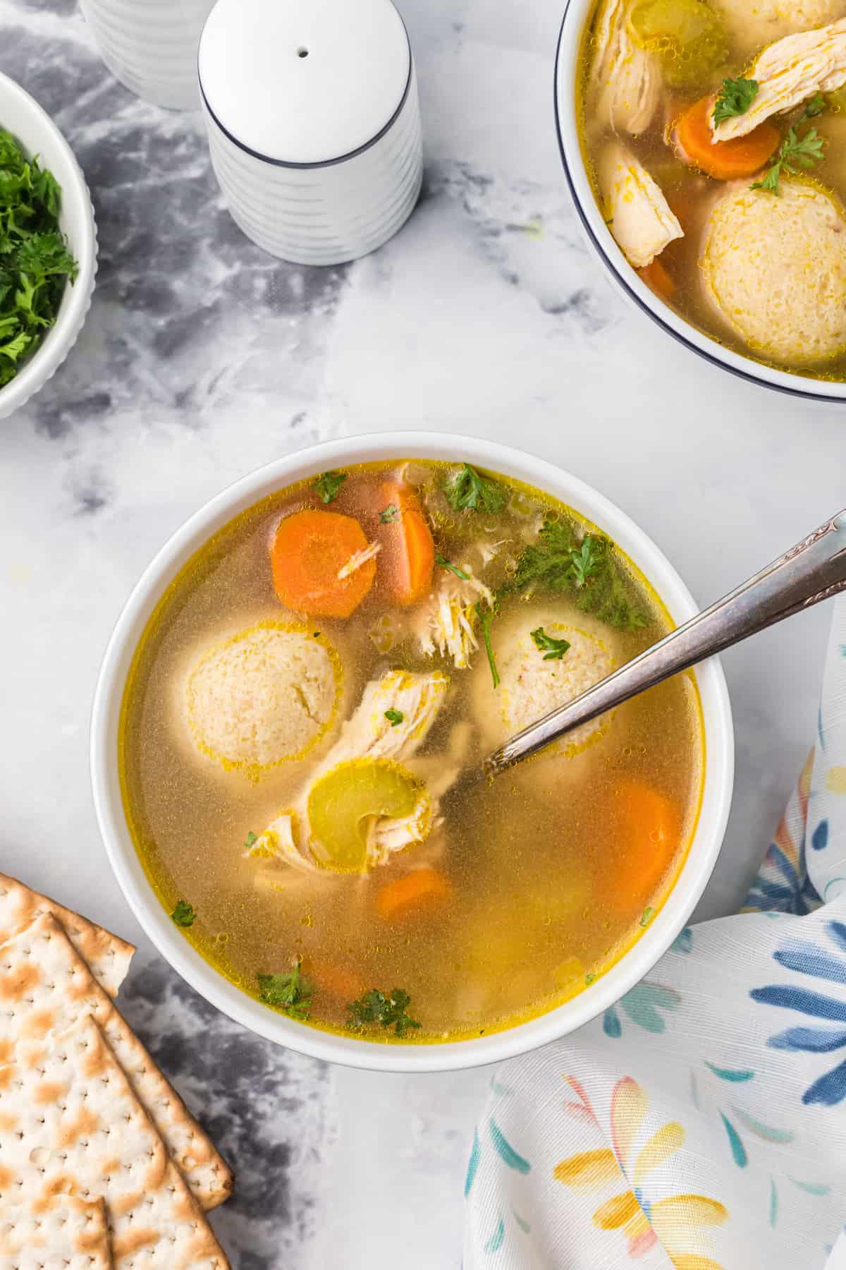 Zuppa Sostanziosa di Palle di Matzo 5 Una ciotola bianca è piena di zuppa.