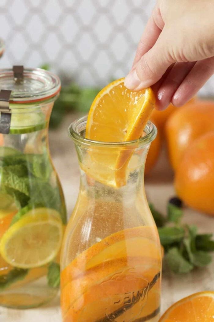 Acqua Infusa di Frutta 6 Ricetta super facile di acqua aromatizzata alla frutta per aiutarti a rimanere idratato con gusto! | TheSuburbanSoapbox.com