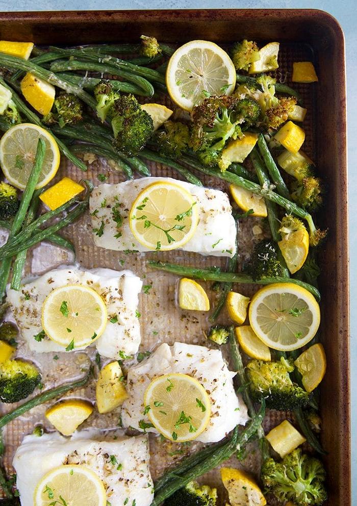 Merluzzo al Forno al Limone e Verdure 6 Scatto dall'alto di merluzzo al forno al limone su una teglia con verdure dopo essere stato cotto in forno.