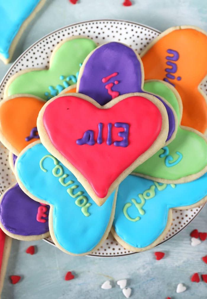 Ricetta dei Biscotti di Zucchero di San Valentino 6 Piatto con biscotti di San Valentino.