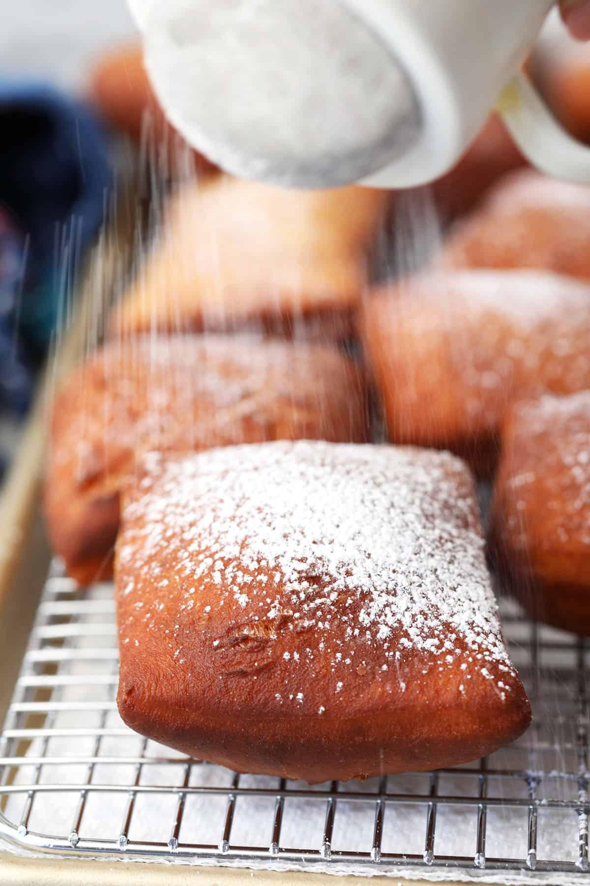 Facili Bignè di New Orleans 6 Spolverare i beignets con zucchero a velo