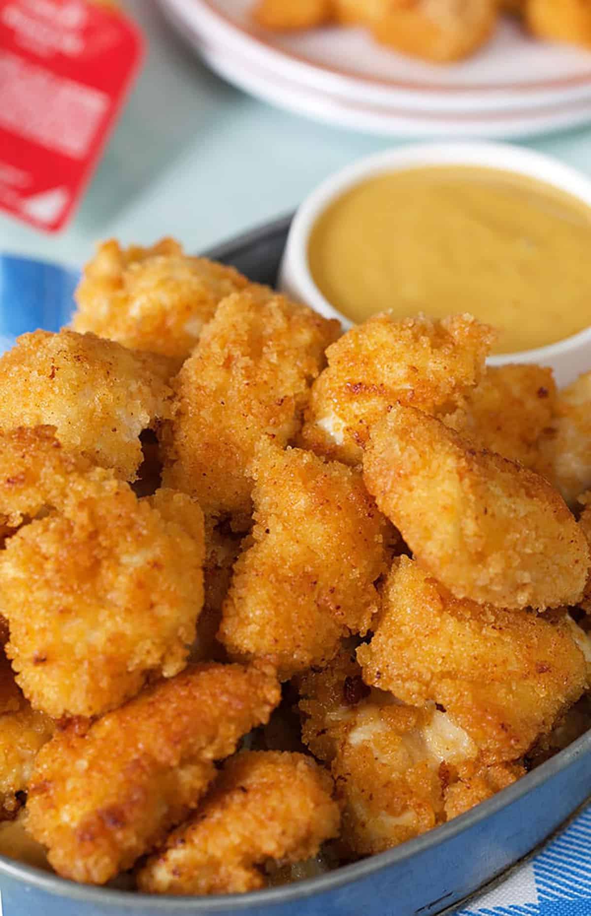 **Nuggets Imitazione Chick-fil-A** 6 Nuggets di pollo in una ciotola d'acciaio con salsa per intingere.