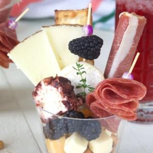 Facili Coppette di Salumi 6 Un bicchiere di plastica trasparente è riempito con ingredienti per charcuterie.