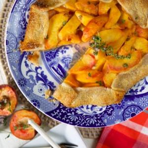 Galette di Pesche al Miele e Timo 6 Una fetta è stata rimossa dalla galette.