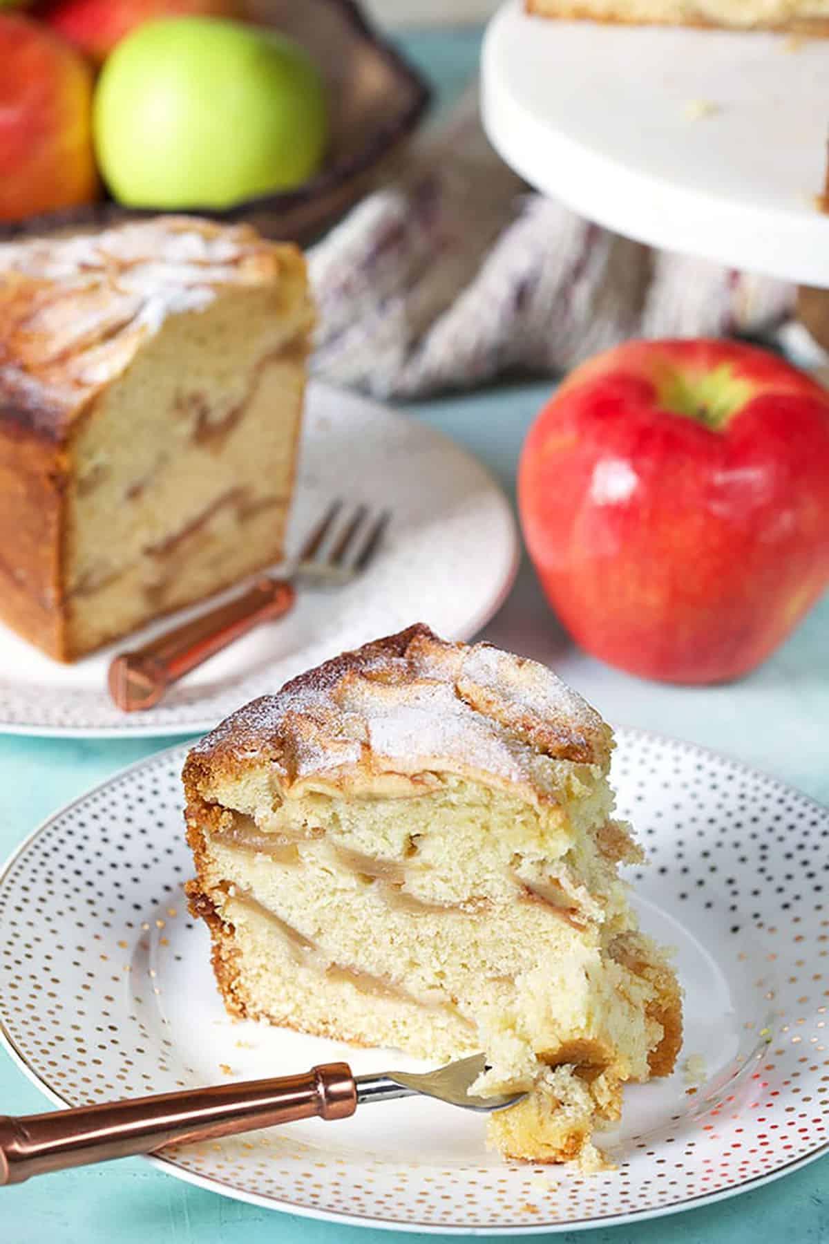 Torta di Mele Ebraica 6 Fetta di torta di mele con un morso preso.