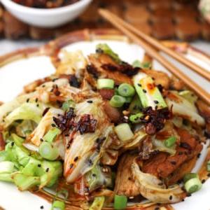 **Saltato Facile di Cavolo Cinese e Pollo** 6 Piatto di cavolo cinese saltato con pollo e pancetta croccante