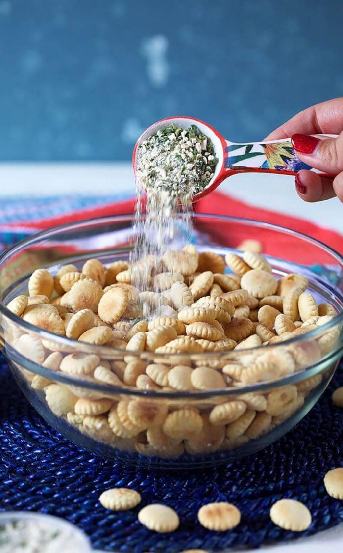 **Facile Crackers Gusto Ranch** 6 Condimento ranch versato sui crostini oyster.