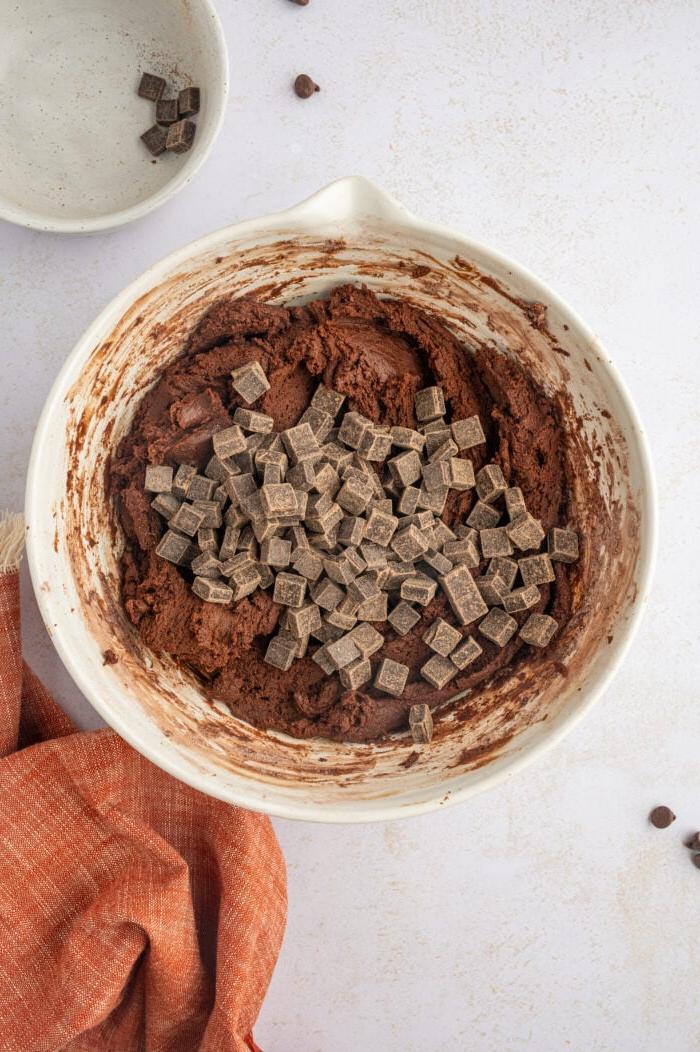**Biscotti Doppio Cioccolato** 6 Pezzi di cioccolato aggiunti alla ciotola dell'impasto per biscotti