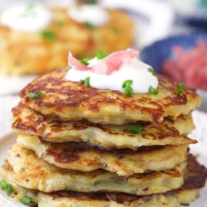 Boxty Irlandese 6 Una pila di pancake di patate irlandesi su un piatto.