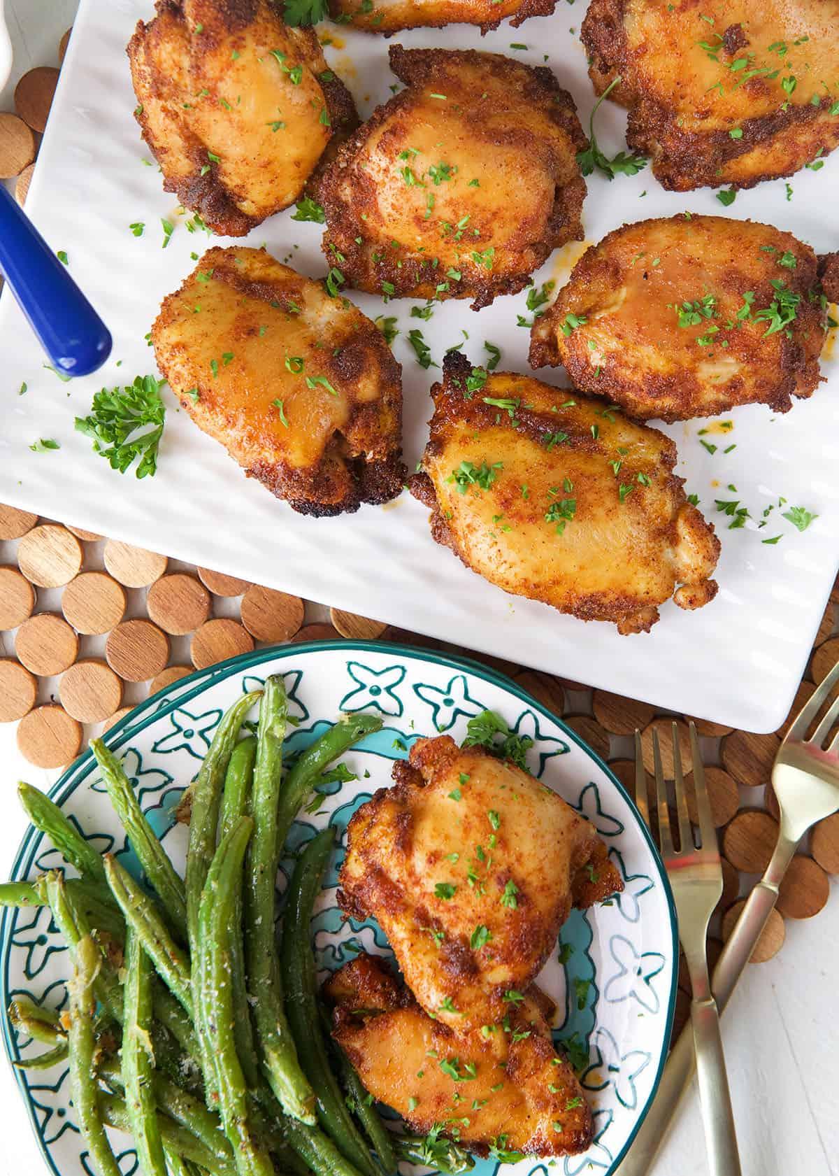 Cosce di Pollo Disossate Dolci e Piccanti 6 Vista dall'alto di cosce di pollo agrodolci piccanti senza osso su vassoio e piatto