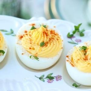 La migliore ricetta di uova ripiene di sempre 6 Uova Ripiene alla Diavola pronte per essere servite